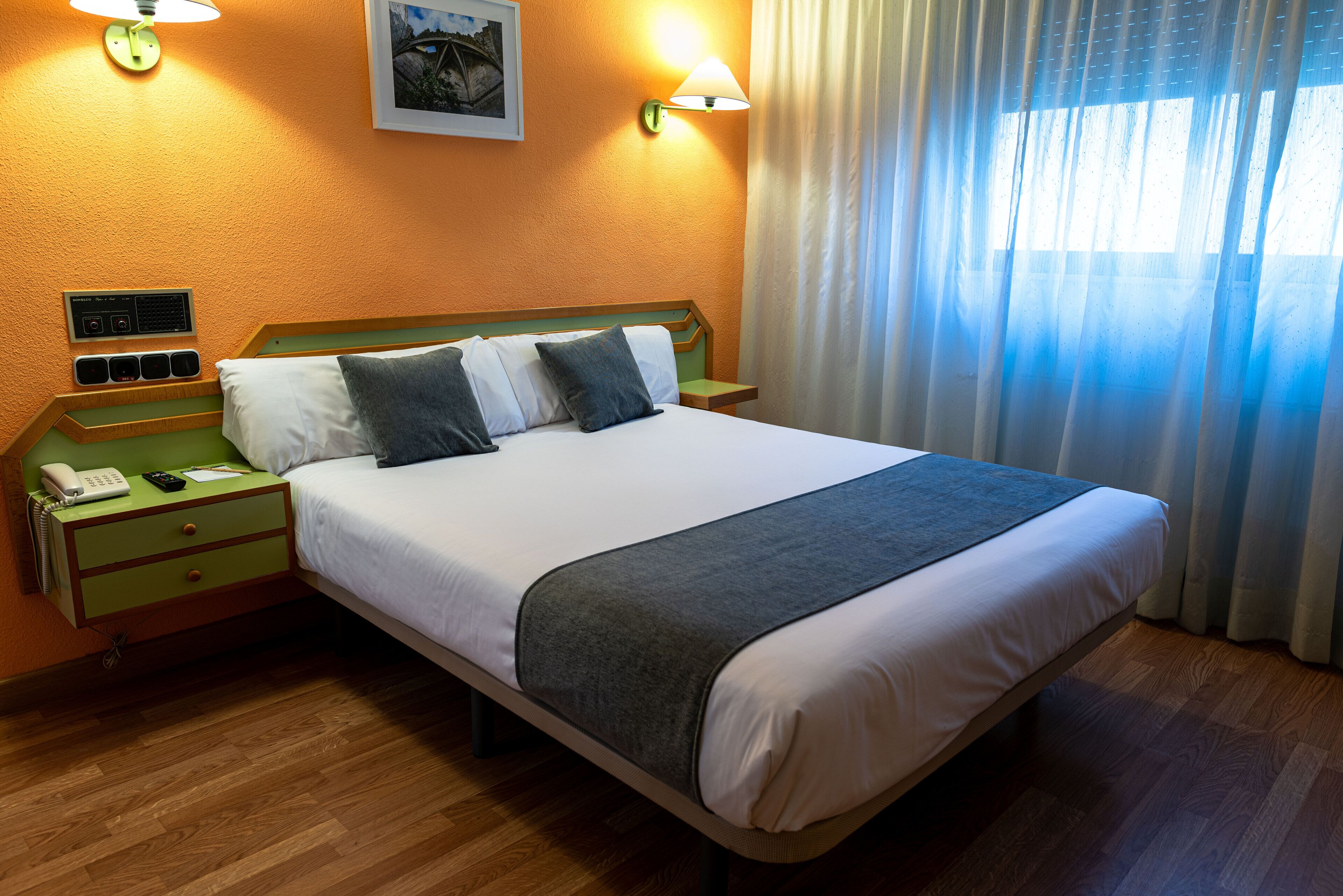 Escritorio, cortinas blackout, wifi gratis y ropa de cama 