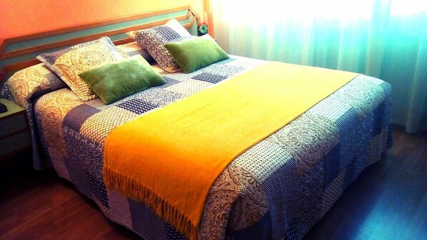 Desk, blackout curtains, free WiFi, bed sheets - Hotel Torres (Guijuelo)