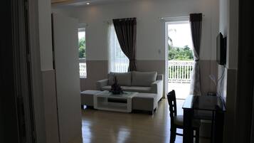 Minibar, brankas, meja kerja, dan tirai kedap cahaya