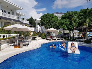 Outdoor pool, pool umbrellas, pool loungers - Godiva Phu Quoc Hotel (Phu Quoc)