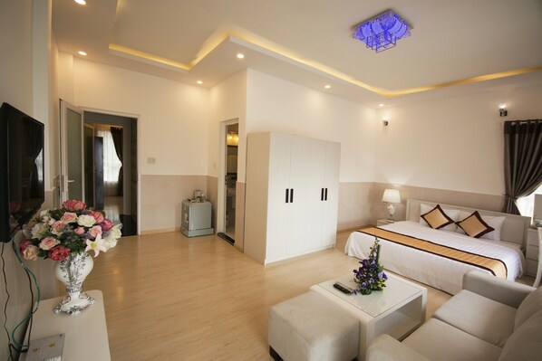 Suite | Minibar, caja de seguridad en la habitación y escritorio 