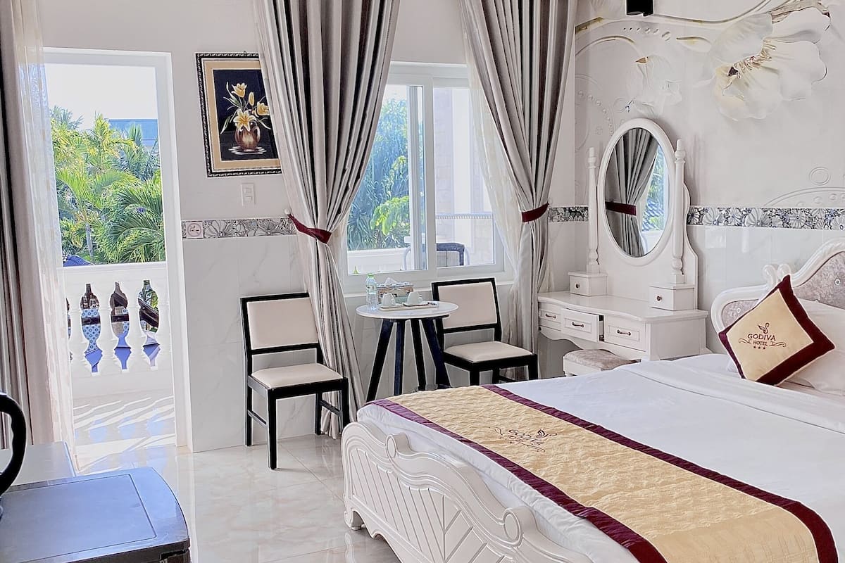 deluxe double room | minibar, in-room safe, desk, blackout curtains