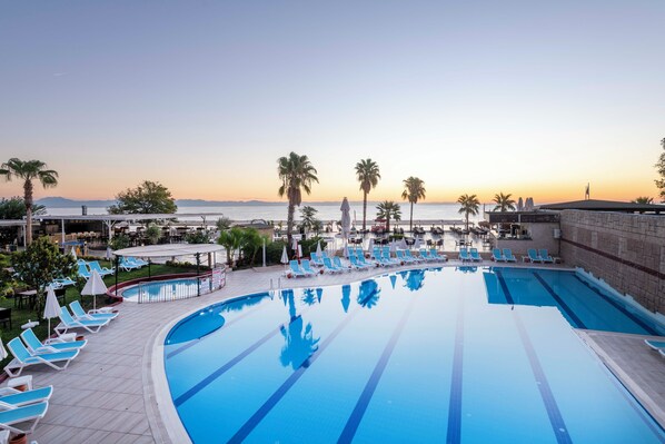 4 outdoor pools, pool umbrellas, sun loungers