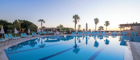 4 piscinas externas, guarda-sóis, espreguiçadeiras