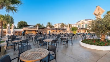 4 bars/lounges, poolside bar