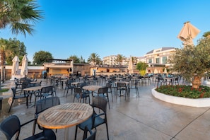4 Bars/Lounges, Poolbar