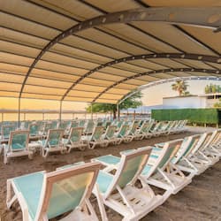 Privatstrand, Liegestühle, Sonnenschirme, Volleyball