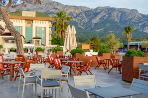 3 restaurants, breakfast, lunch, dinner served; international cuisine 