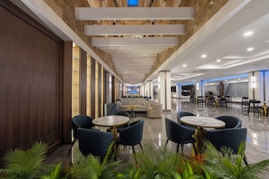4 Bars/Lounges, Poolbar