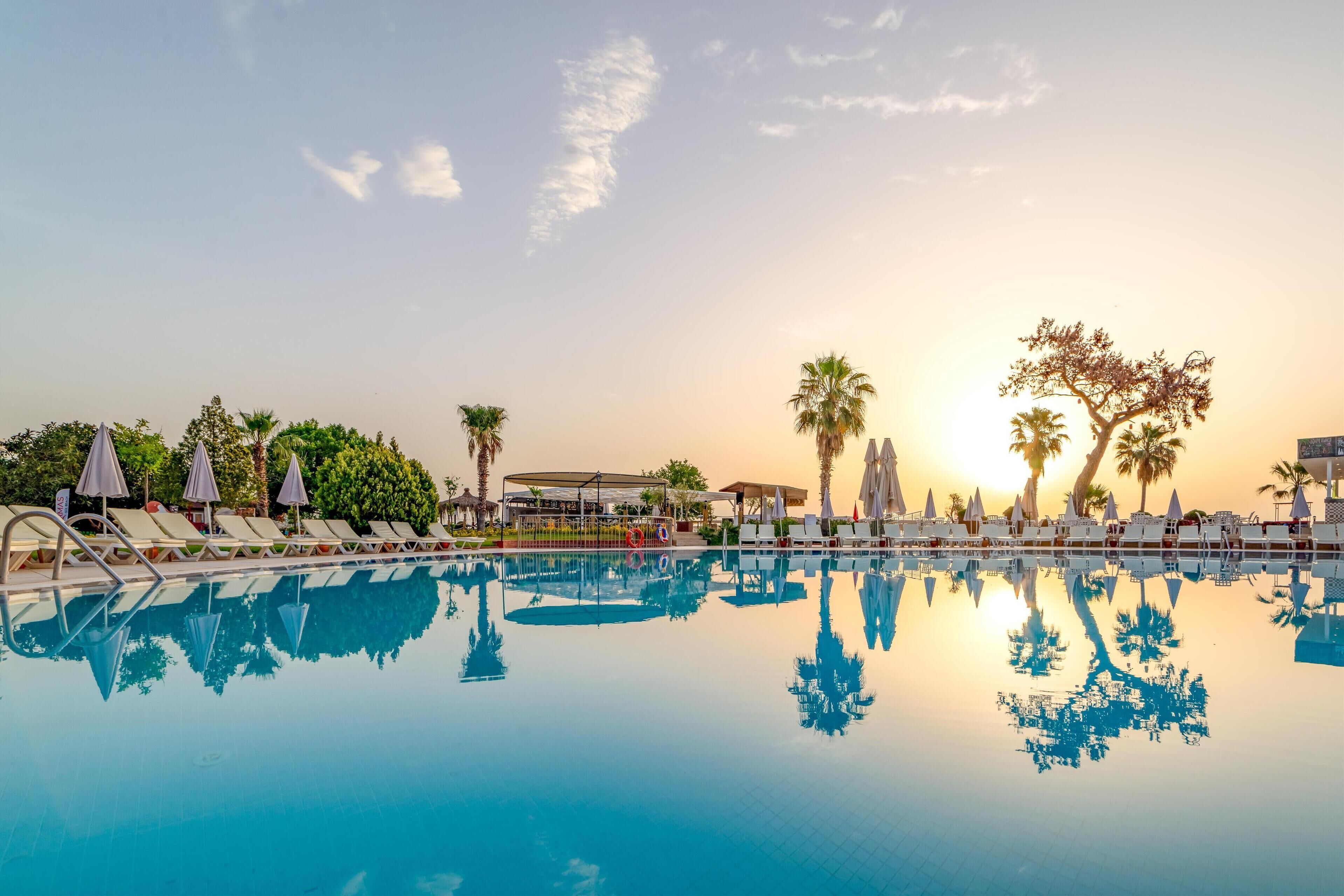 4 Außenpools, Sonnenschirme, Liegestühle