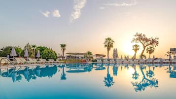 4 outdoor pools, pool umbrellas, sun loungers