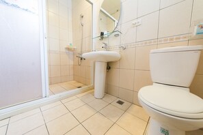Doppia Romantica | Bagno | Set di cortesia gratuito, asciugacapelli, pantofole, asciugamani