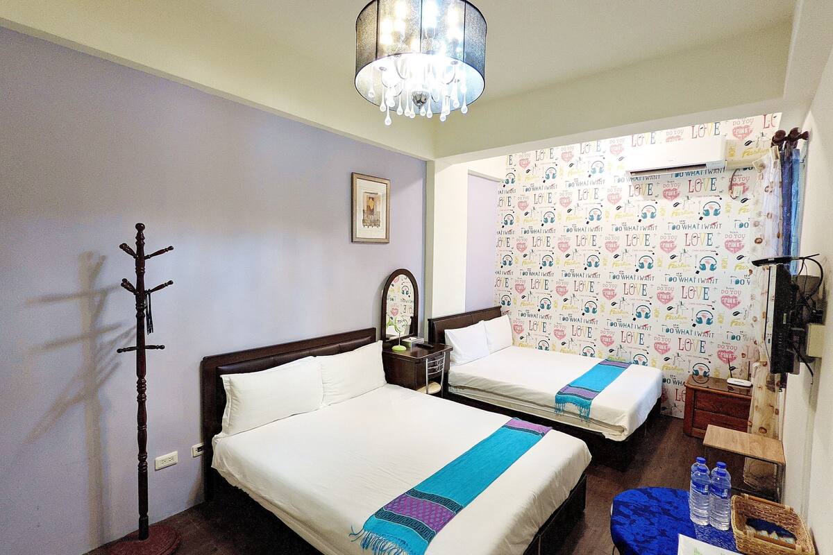 Habitación senior cuádruple, 2 camas matrimoniales, para no fumadores | Espacio para trabajar con laptop, cortinas blackout y insonorización