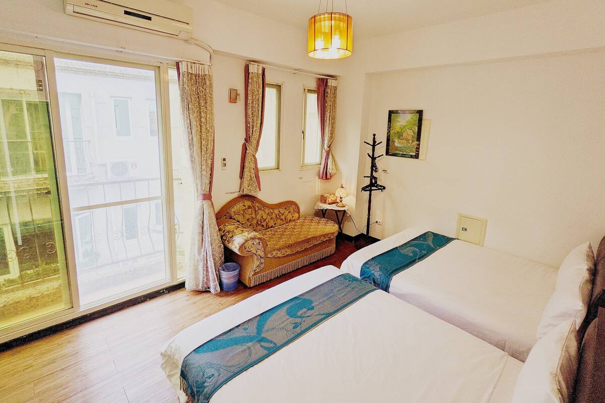 Habitación cuádruple Deluxe, 2 camas matrimoniales, para no fumadores | Espacio para trabajar con laptop, cortinas blackout y insonorización