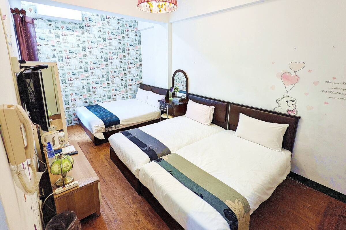 Habitación cuádruple familiar, varias camas, para no fumadores | Espacio para trabajar con laptop, cortinas blackout y insonorización