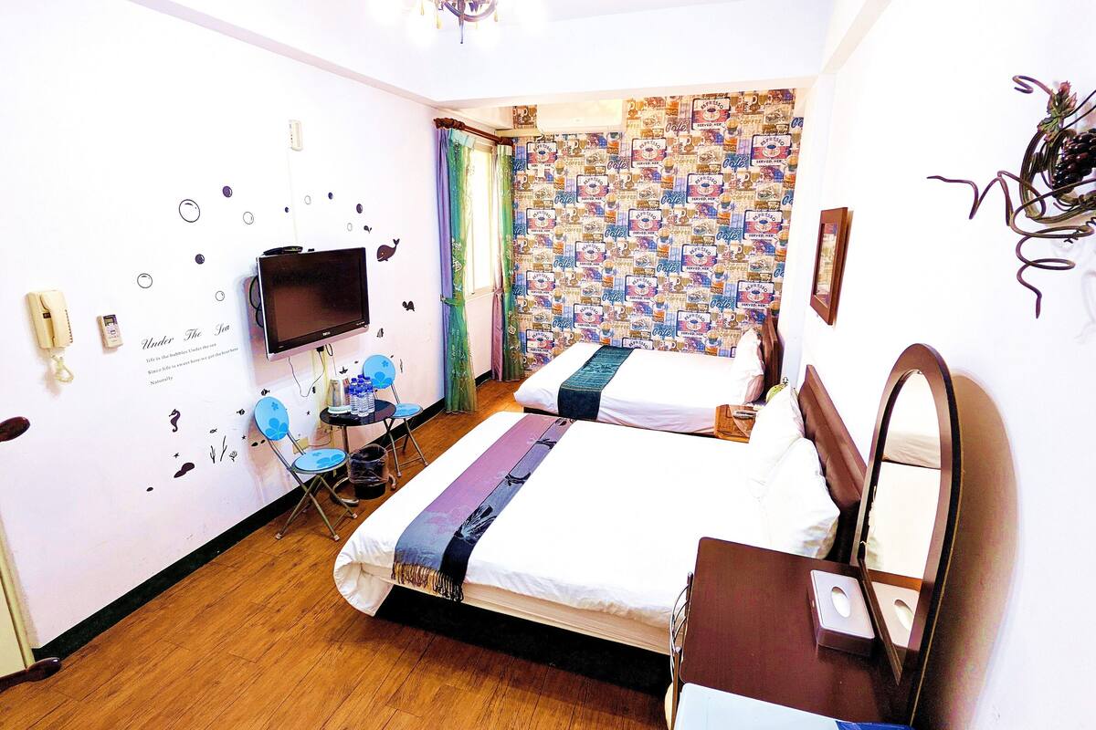 Habitación cuádruple Confort, 2 camas matrimoniales, para no fumadores | Espacio para trabajar con laptop, cortinas blackout y insonorización