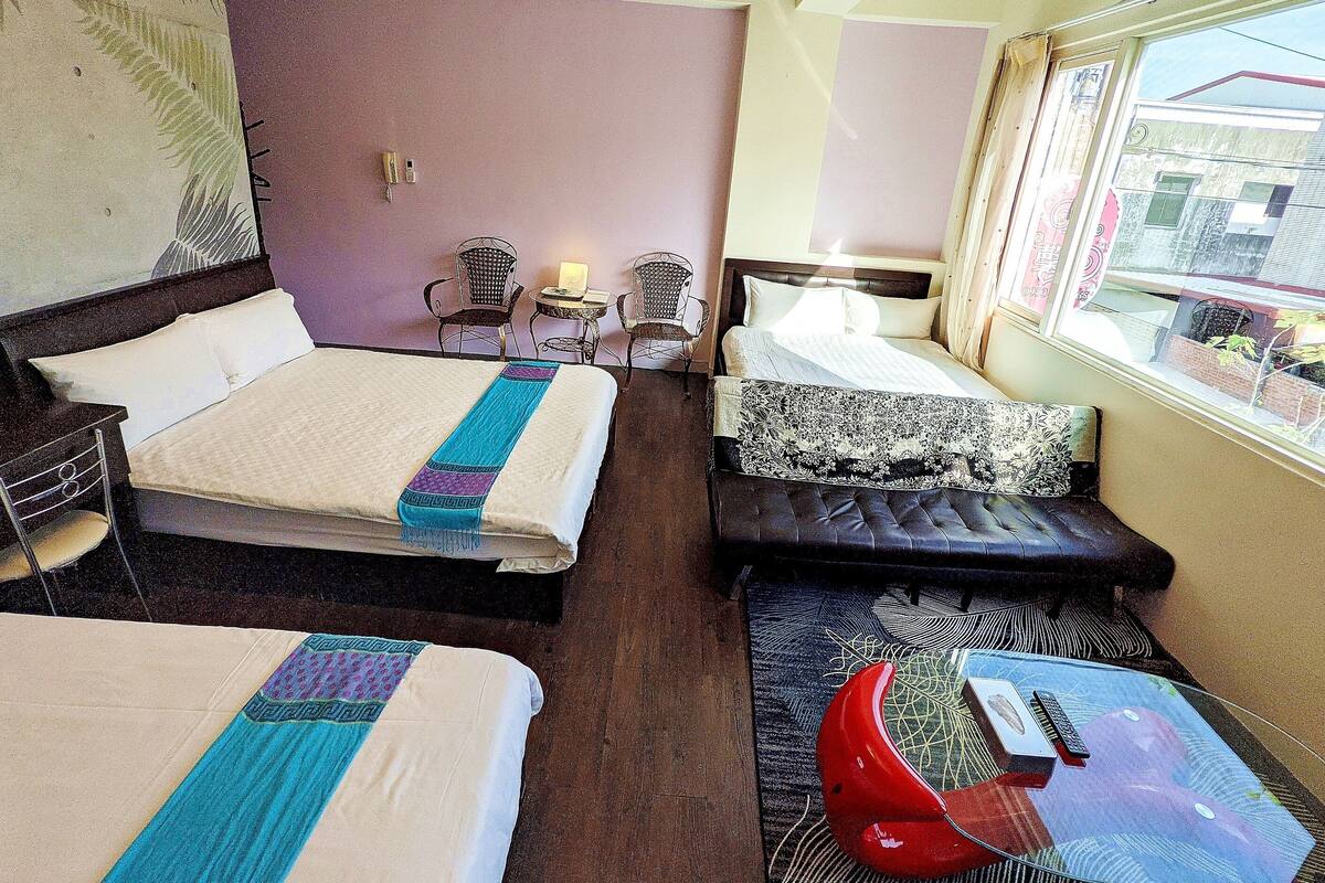 Habitación familiar | Espacio para trabajar con laptop, cortinas blackout y insonorización