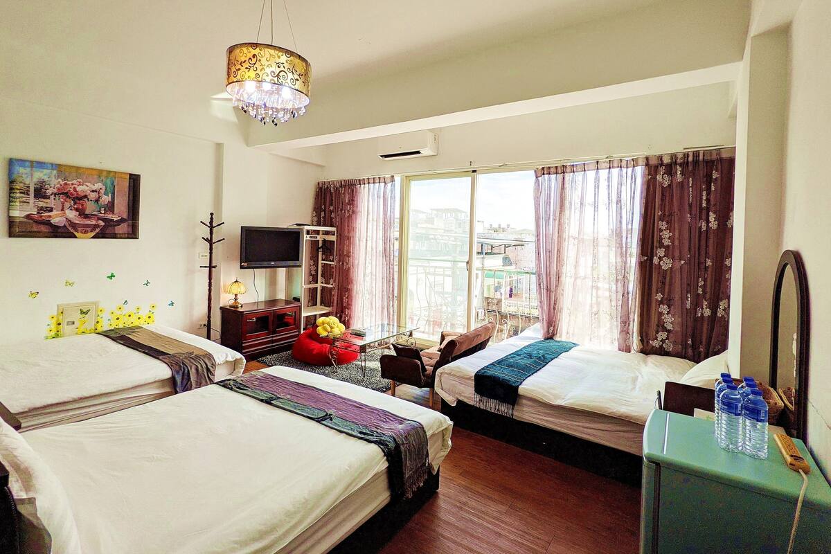 Habitación familiar | Espacio para trabajar con laptop, cortinas blackout y insonorización