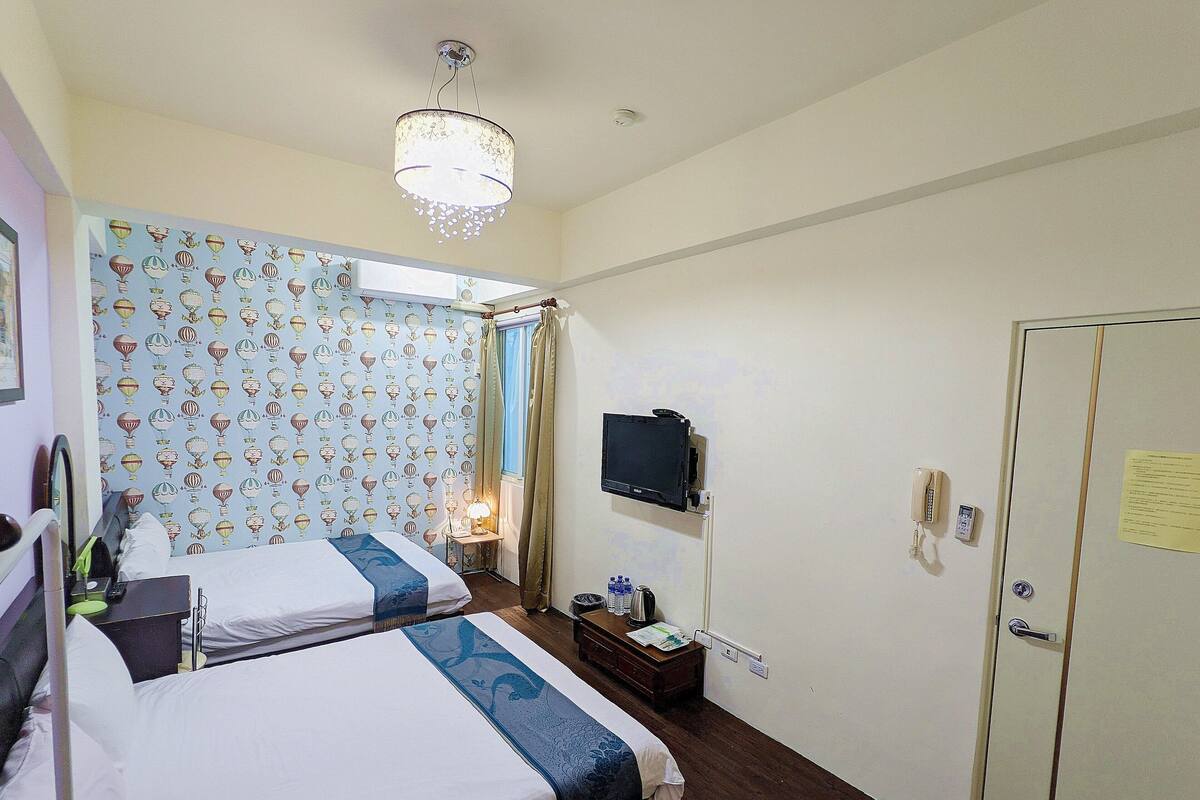 Habitación cuádruple Gallery, 2 camas matrimoniales, para no fumadores | Espacio para trabajar con laptop, cortinas blackout y insonorización