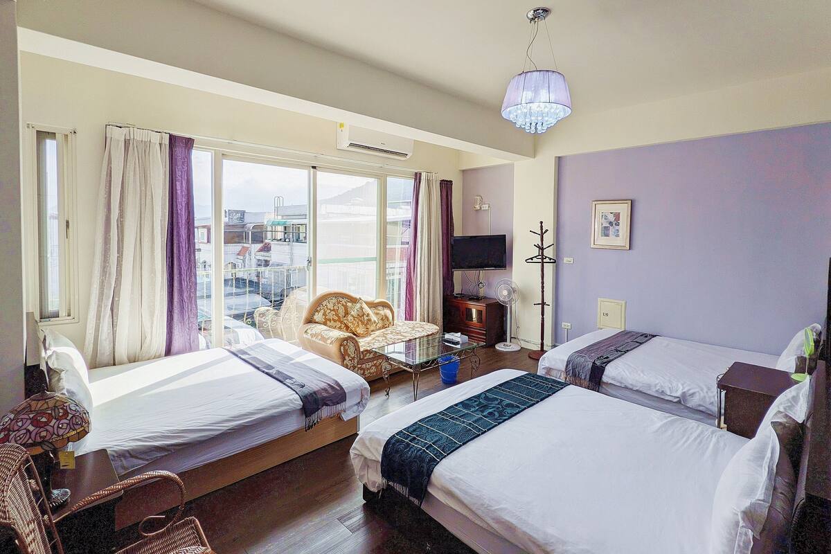 Habitación familiar | Espacio para trabajar con laptop, cortinas blackout y insonorización