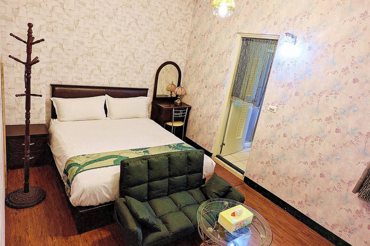 Habitación doble romántica | Espacio para trabajar con laptop, cortinas blackout y insonorización