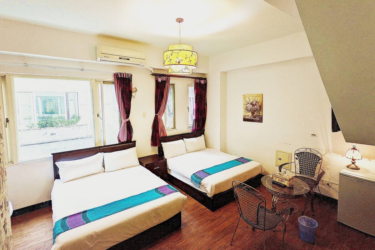 Habitación familiar, varias camas, para no fumadores, vista a la ciudad | Espacio para trabajar con laptop, cortinas blackout y insonorización