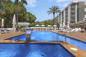 Piscine extérieure, parasols de plage, chaises longues