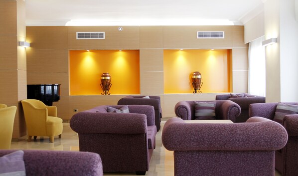 Lobby sitting area - Hotel Metropolitan Playa (Palma de Mallorca)