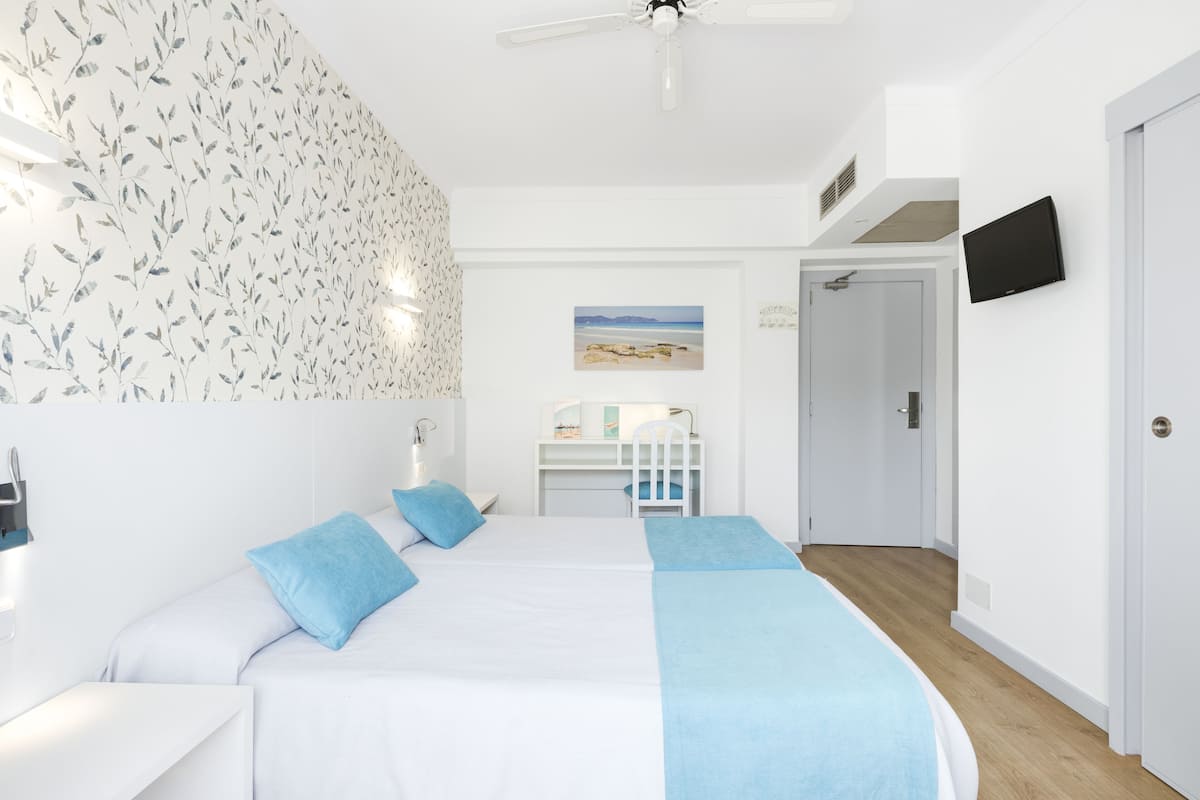 1 slaapkamer, luxe beddengoed, donzen dekbedden, een bureau