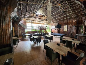 Serveert ontbijt, lunch, diner, internationale gerechten