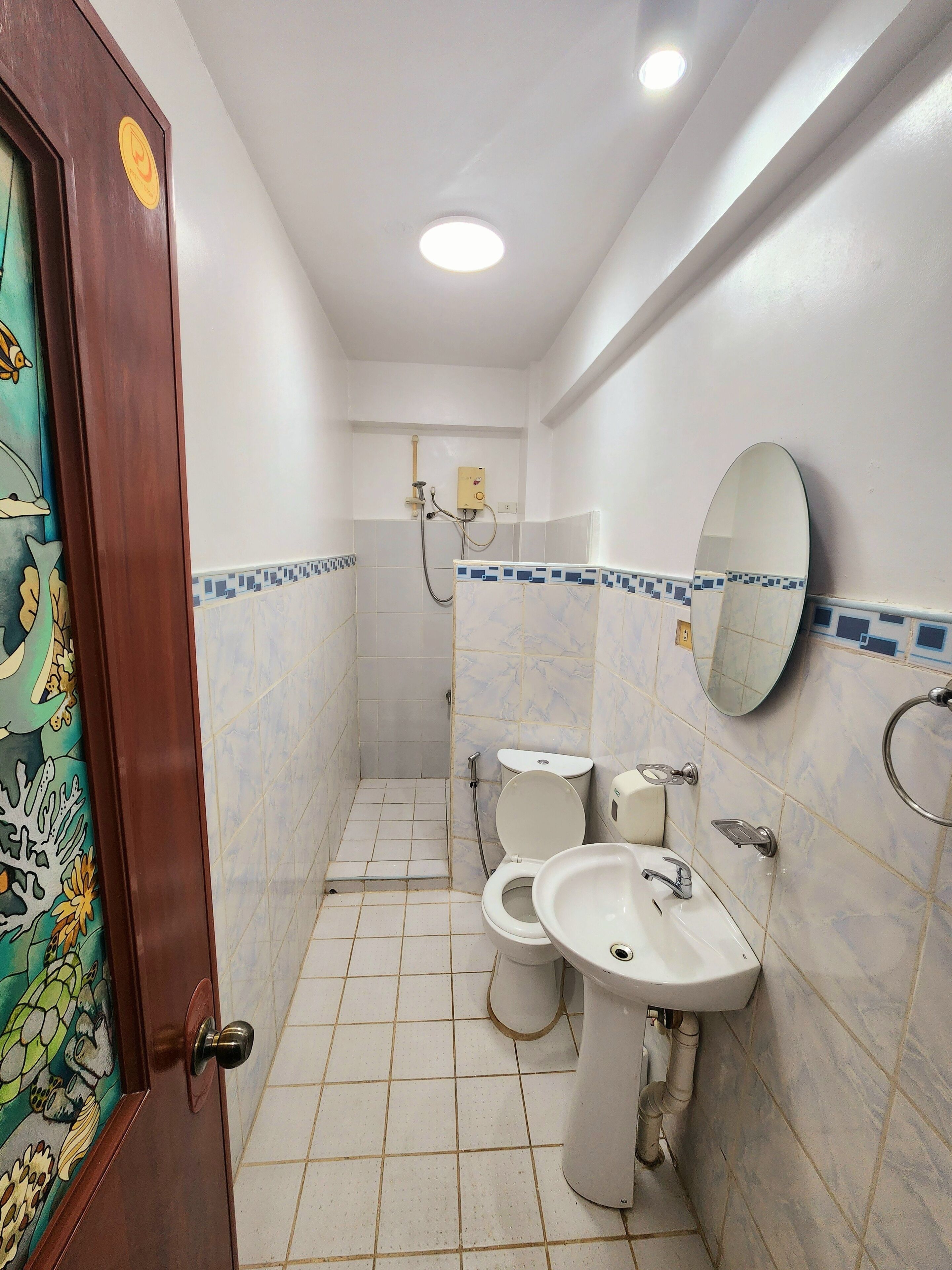 standard room | bathroom | shower, free toiletries, towels