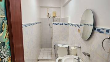 Standard Room | Bathroom | Shower, free toiletries, towels