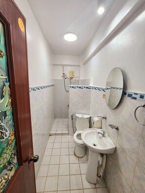 Standard Room | Bathroom | Shower, free toiletries, towels - MB's Garden Inn (Lapu-Lapu)