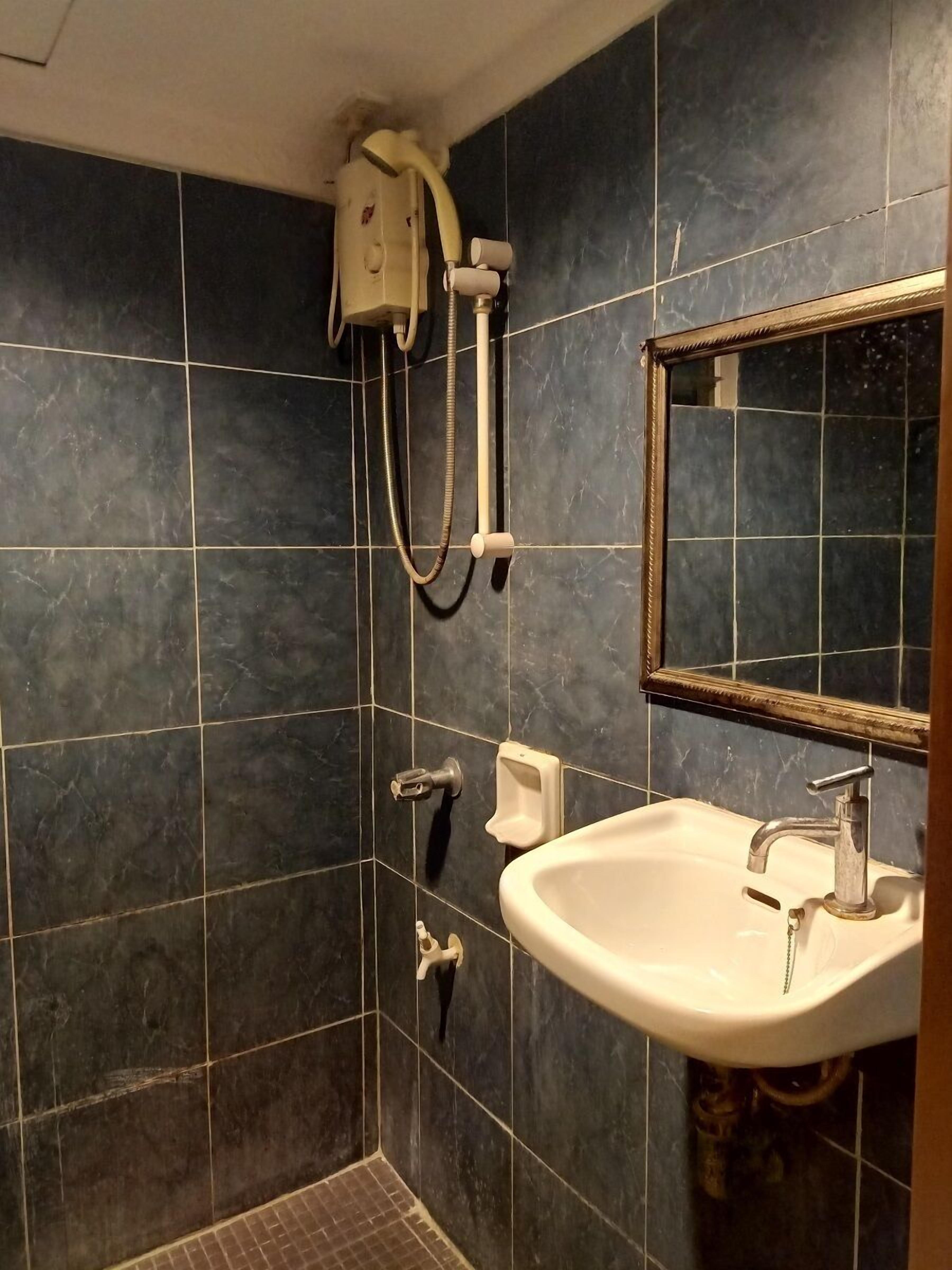 small room | bathroom | shower, free toiletries, towels