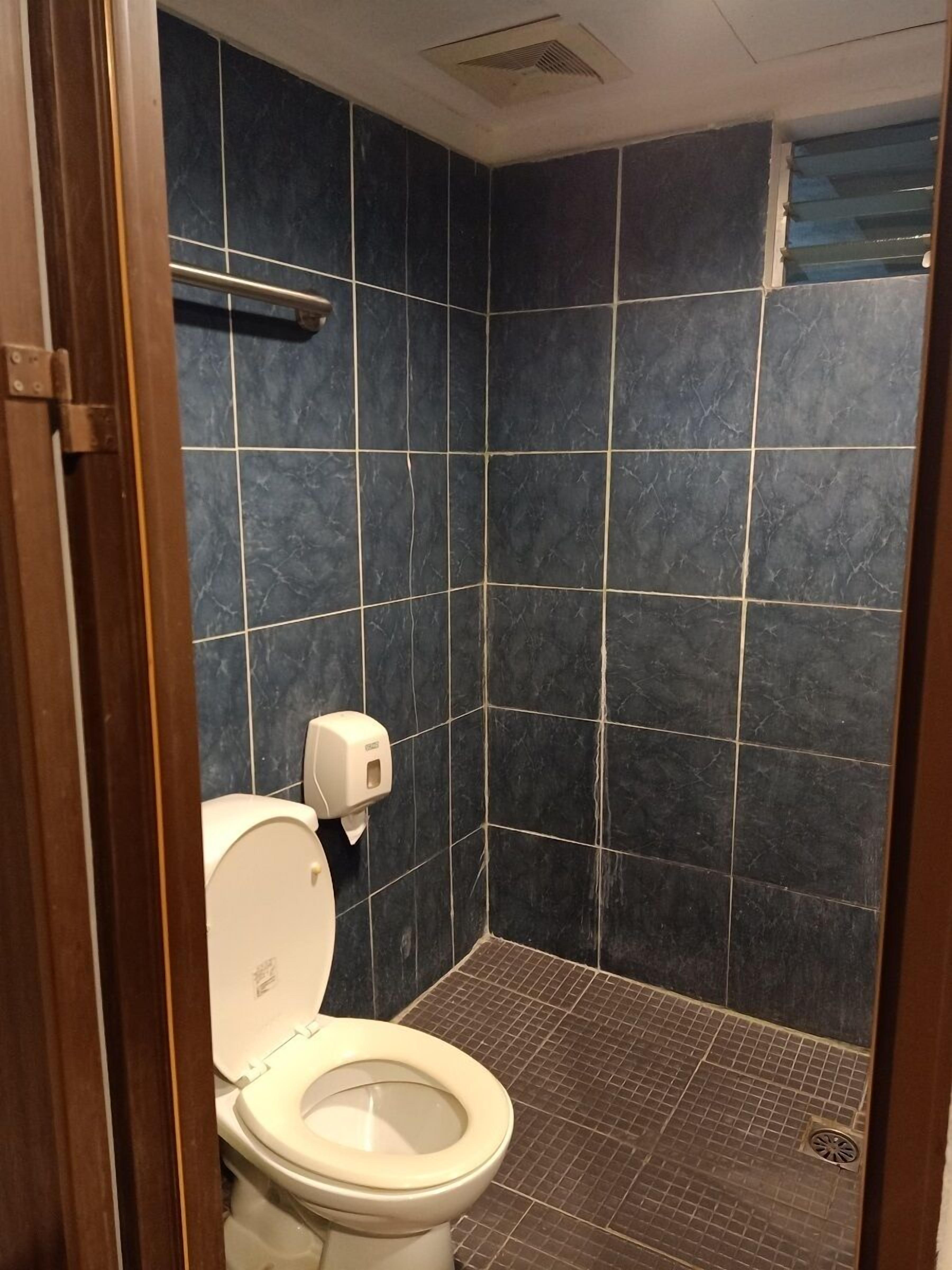 small room | bathroom | shower, free toiletries, towels