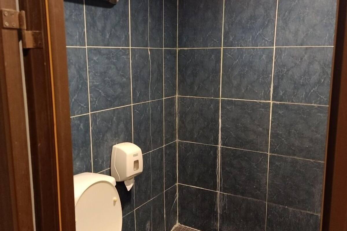 small room | bathroom | shower, free toiletries, towels