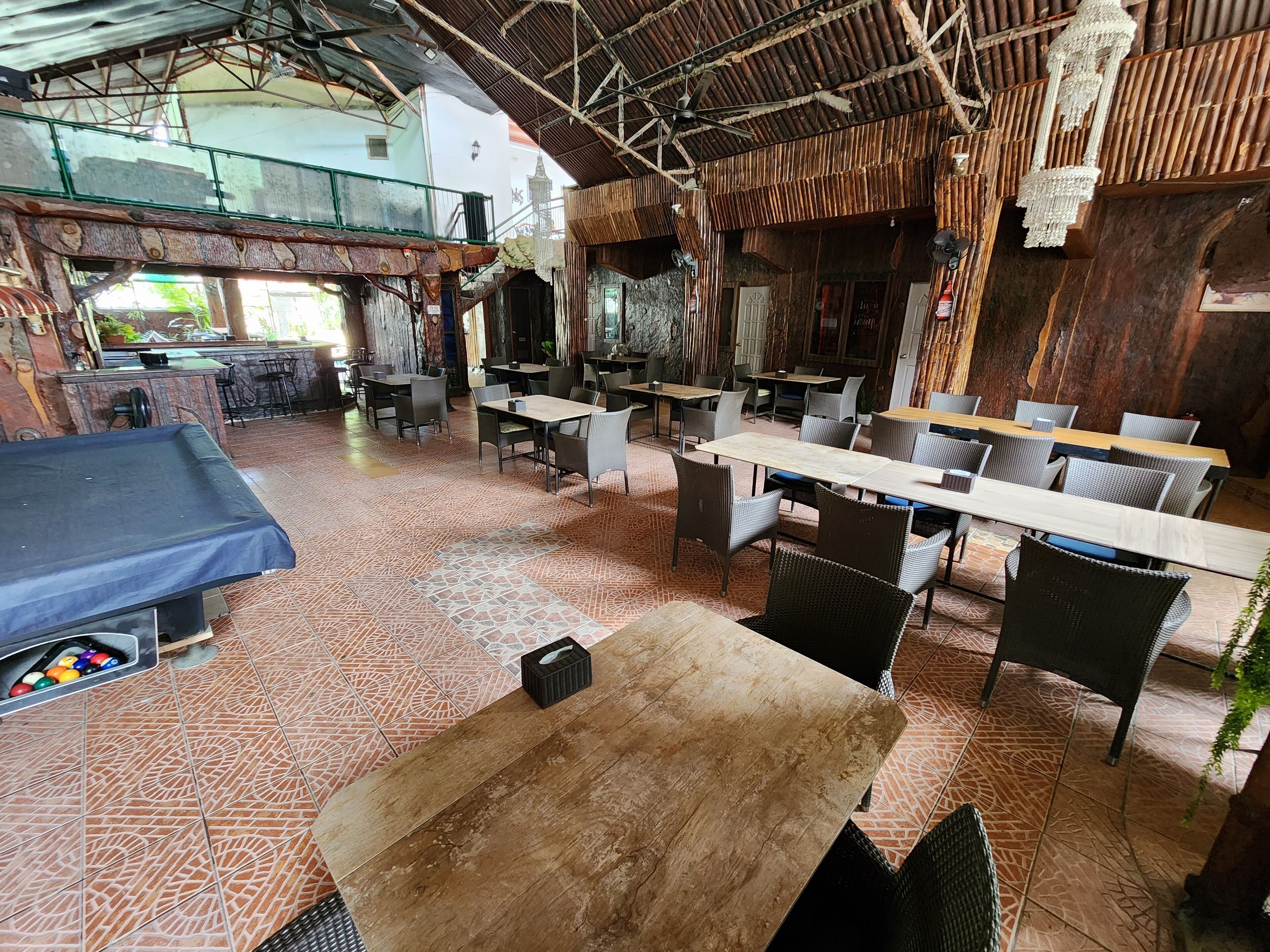 breakfast, lunch, dinner served; international cuisine