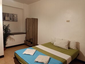 基础单人房 (Small) | 客房内保险箱、办公桌、免费 WiFi、床单