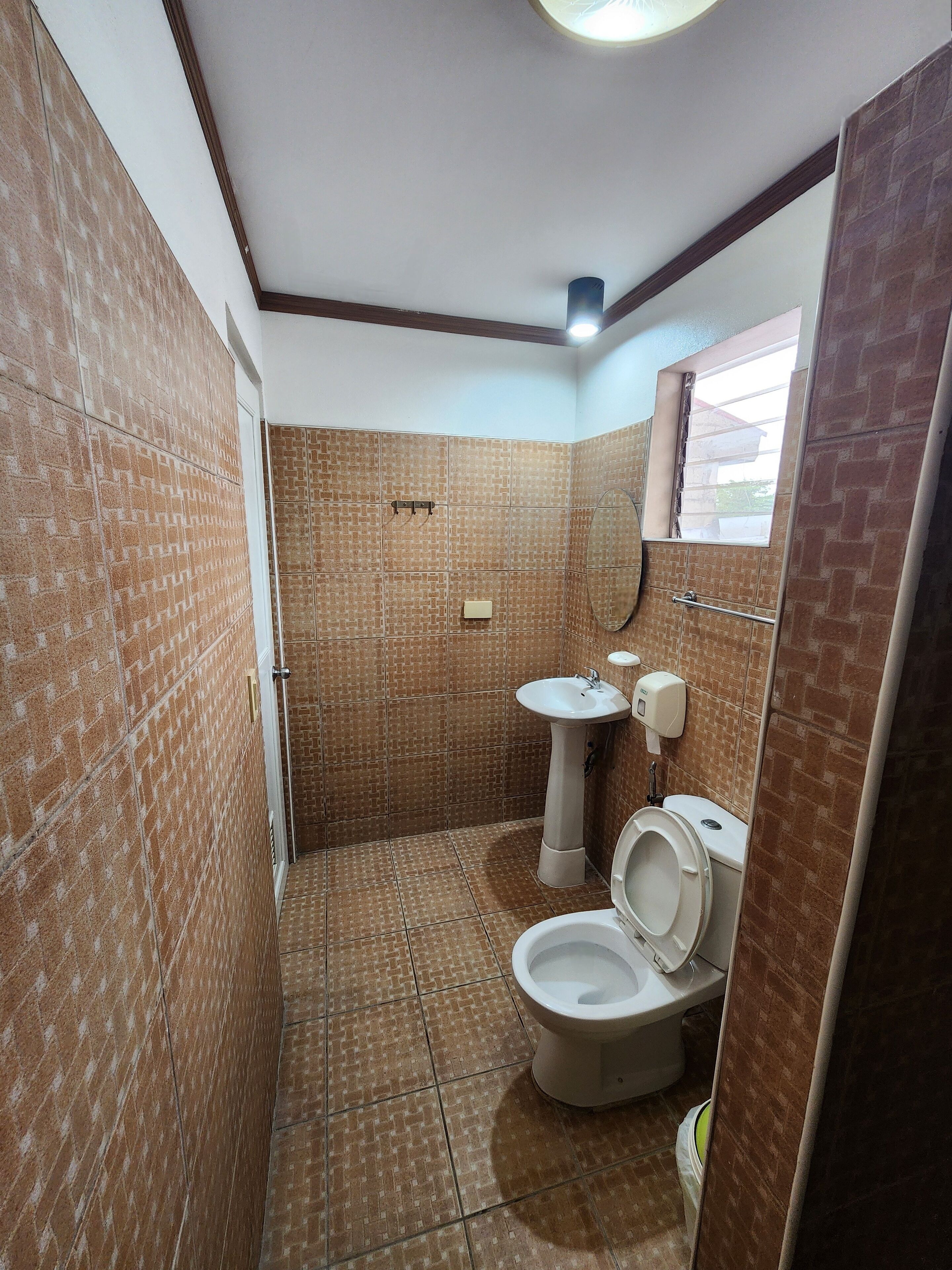 deluxe room | bathroom | shower, free toiletries, towels