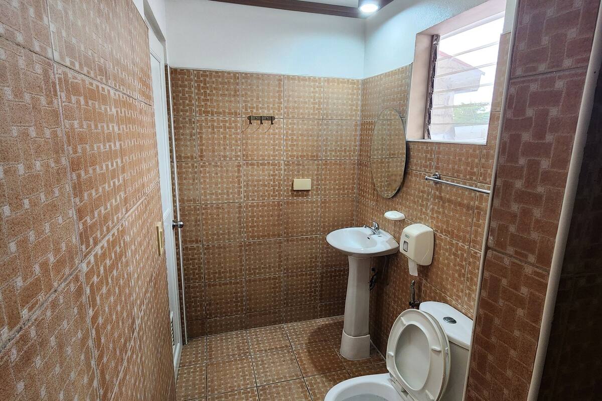 deluxe room | bathroom | shower, free toiletries, towels