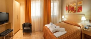 Desk, blackout curtains, free cots/infant beds, free WiFi - Confluent Health Resort (Cofrentes)