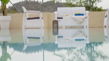 حمّام سباحة خارجي موسمي، مظلات على حمّام السباحة، مقاعد للتشمس