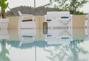 Seasonal outdoor pool, pool umbrellas, pool loungers - Confluent Health Resort (Cofrentes)