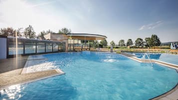7 piscines couvertes, 2 piscines extérieures, parasols de plage