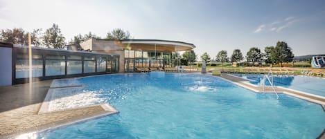 Indoor pool, 2 outdoor pools