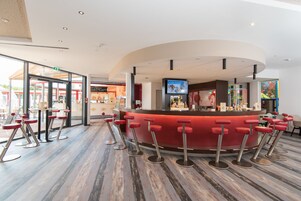 2 bares, bar en la piscina y bar junto a la piscina