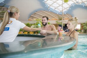 7 piscines couvertes, 2 piscines extérieures, parasols de plage