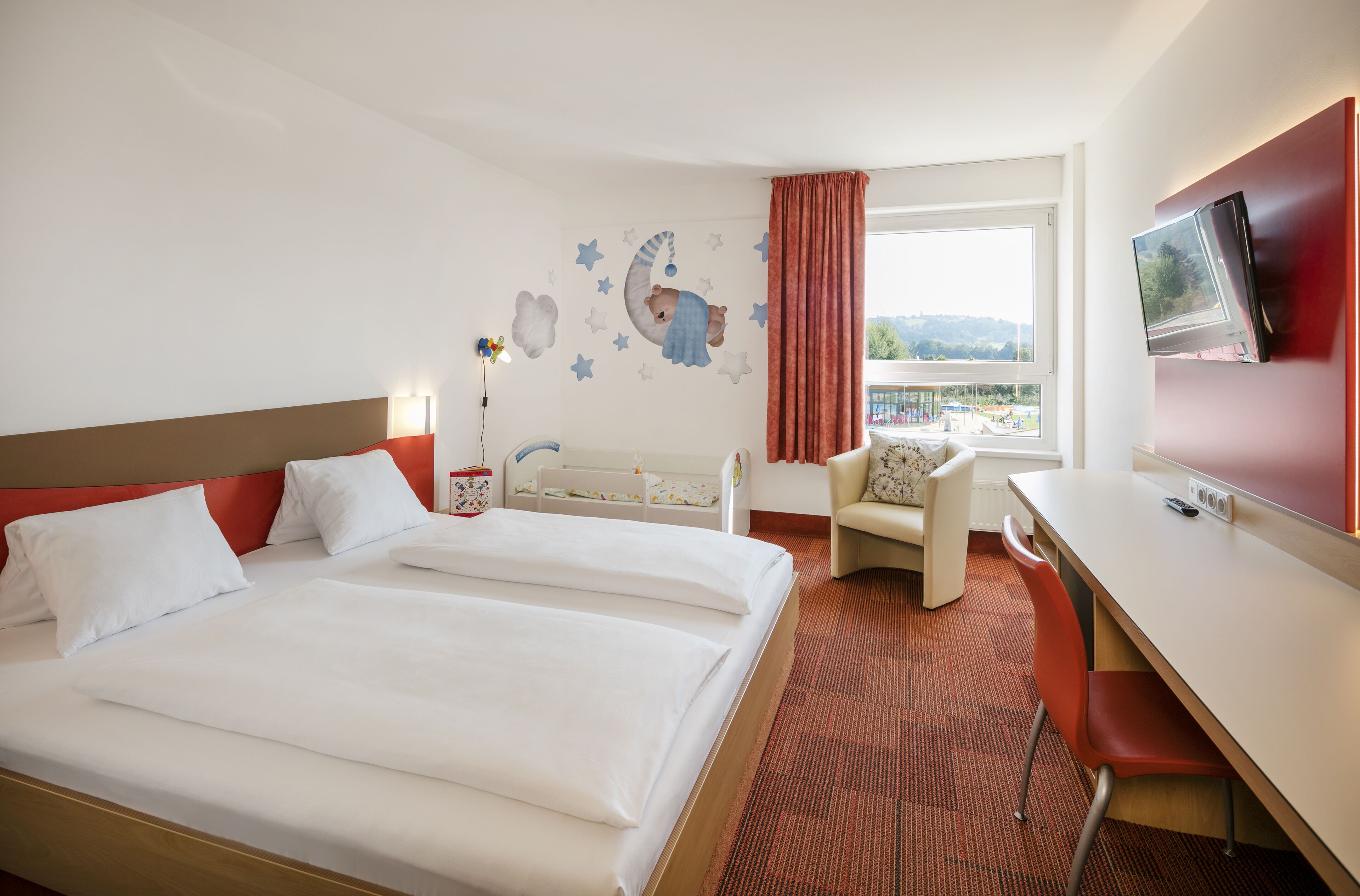 double room (gitterbettzimmer) | in-room safe, blackout curtains, free wifi, bed sheets