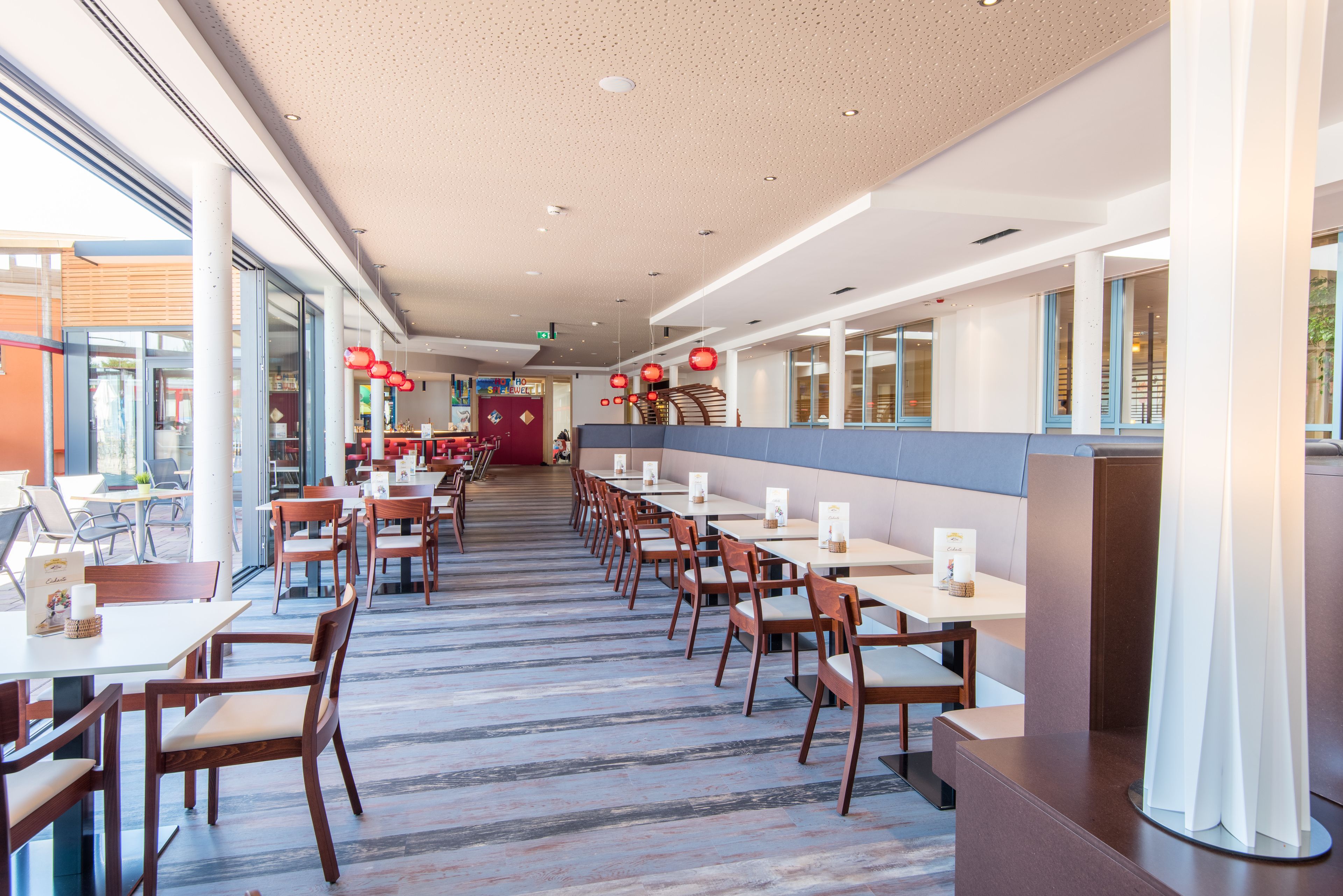 2 bars/lounges, swim-up bar, poolside bar