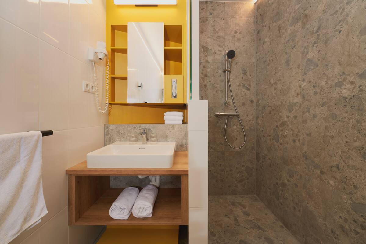 family quadruple room | bathroom | shower, hair dryer, bathrobes, towels